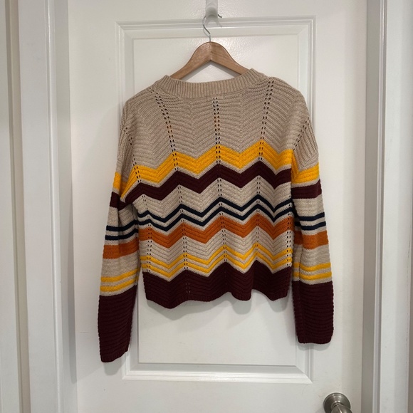 UK2LA | Long Sleeve Chevron Pattern Sweater Scallop Hem Slightly Cropped - Picture 3 of 7
